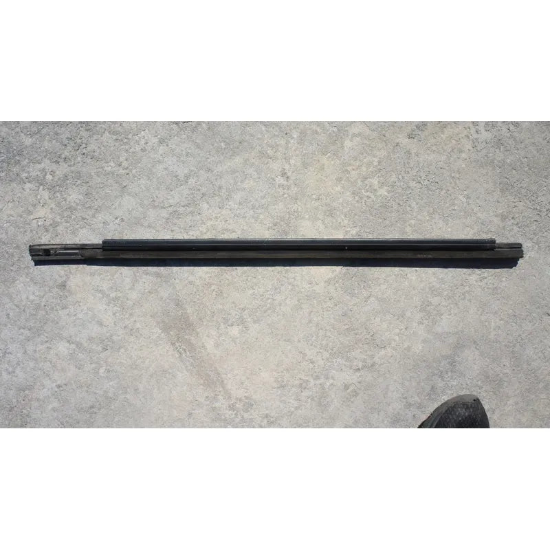 Moldura De Felpa Puerta Trasera Izquierda Para Chevrolet Sonic 2012, 2013, 2014, 2015, 2016, 2017, 2018 - Original