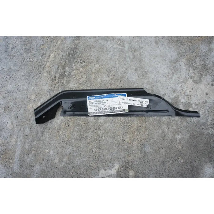 Guia Defensa Trasera Derecha Para Ford Mustang 1999, 2000, 2001, 2002, 2003, 2004