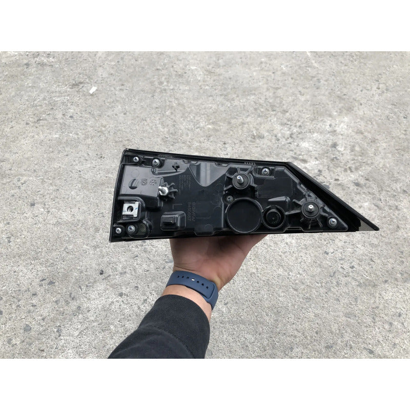Calavera Interior Izquierda Para Chevrolet Aveo 2023, 2024, 2025 - Original Genuina Gm Izquierdo/conductor Rojo