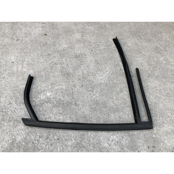 Empaque Guia De Vidrio Puerta Trasera Izquierda Para Ford Focus 2012, 2013, 2014, 2015, 2016, 2017, 2018 - Original Negro