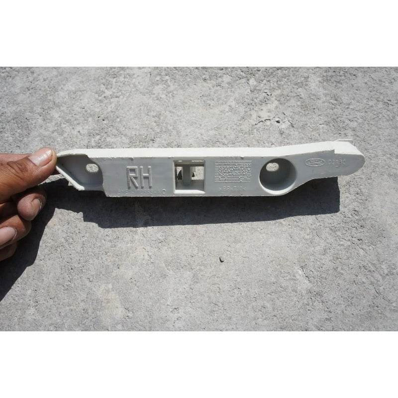 Guia Defensa Delantera Derecha Para Ford Focus 2009, 2010, 2011 - Original