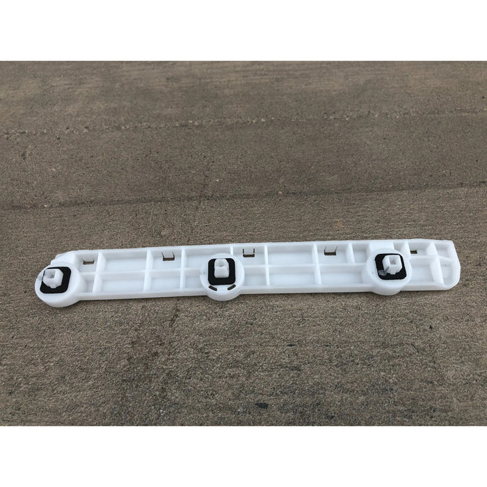 Guia Defensa Trasera Izquierda Para Nissan Versa 2012, 2013, 2014, 2015, 2016, 2017, 2018