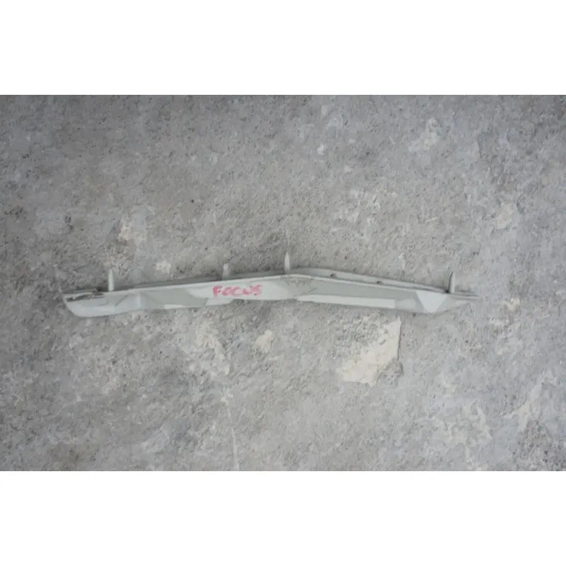 Guia Defensa Trasera Derecha Para Ford Focus Zx3 2001, 2002, 2003, 2004