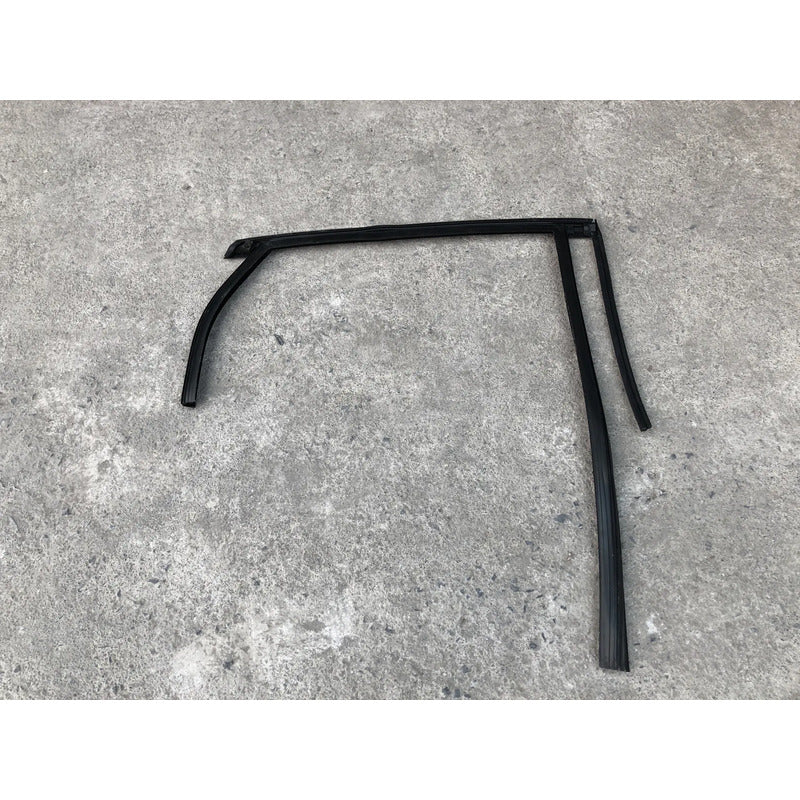 Empaque Guia De Vidrio Puerta Trasera Izquierda Para Ford Focus 2012, 2013, 2014, 2015, 2016, 2017, 2018 - Original Negro