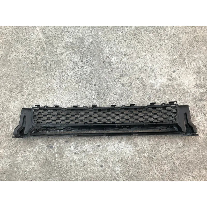 Parrilla Central Inferior En Defensa Para Jaguar Xe 2015, 2016, 2017, 2018, 2019 - Original Negro Mate