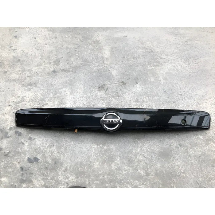 Moldura De Cajuela Para Nissan Versa 2012, 2013, 2014, 2015, 2016, 2017, 2018, 2019 (original) Negro