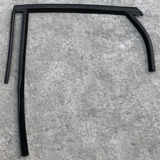 Empaque Guia De Vidrio Puerta Trasera Izquierda Para Ford Focus 2012, 2013, 2014, 2015, 2016, 2017, 2018 - Original Negro