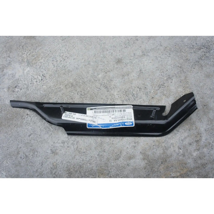 Guia Defensa Trasera Derecha Para Ford Mustang 1999, 2000, 2001, 2002, 2003, 2004